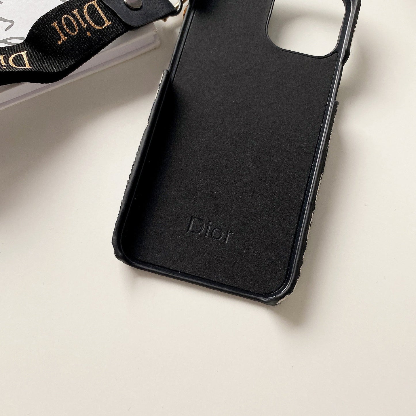 Muodikas iPhone-kotelo mustalla hihnalla-GS240315