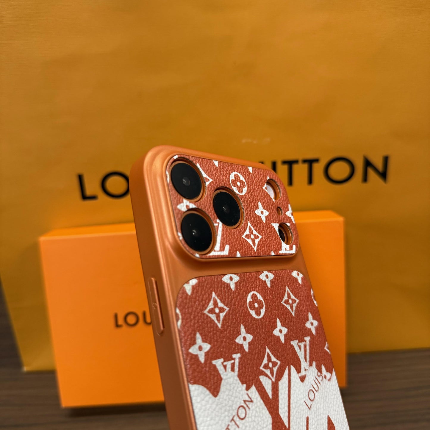 Custodia per iPhone in pelle monogramma stile illustrazione