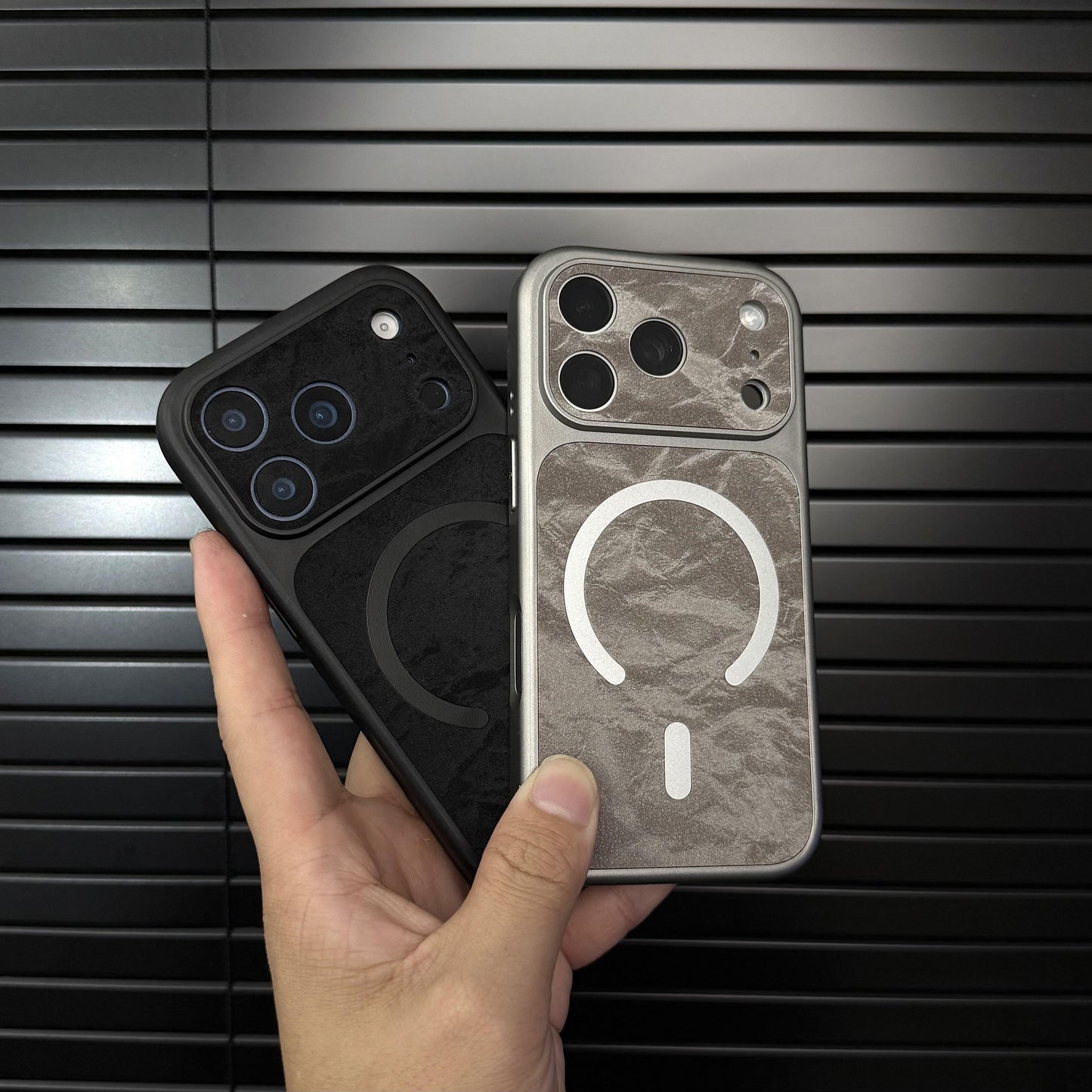 स्नो टेक्सचर फ़िनिश के साथ प्रीमियम लेदर मैगसेफ-संगत iPhone केस