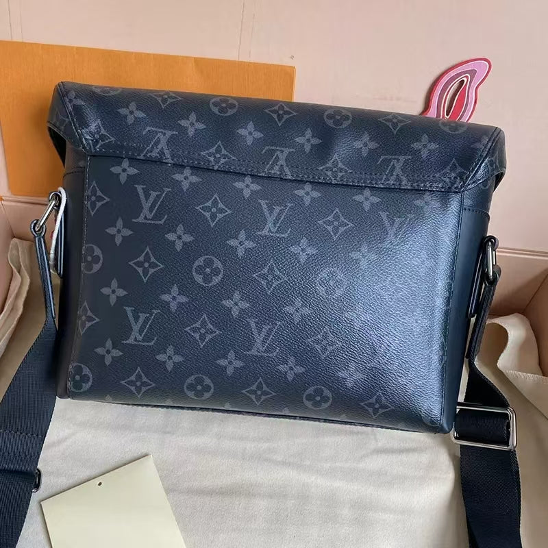 Fashionable and Trendy Messenger Bag