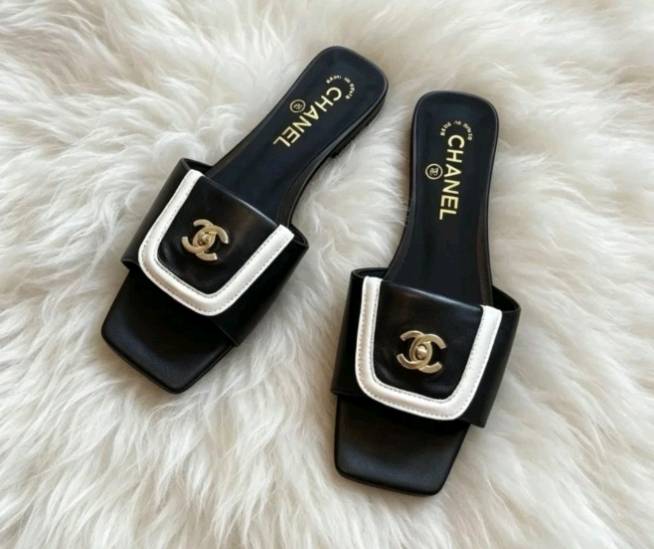 Elegant Metal Turn Lock Logo Flat Mule Slides Summer Outdoor Slippers