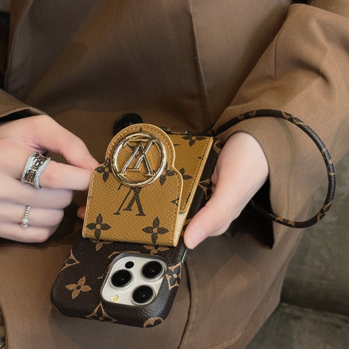 Étui pour iPhone avec chaîne de porte-cartes de luxe