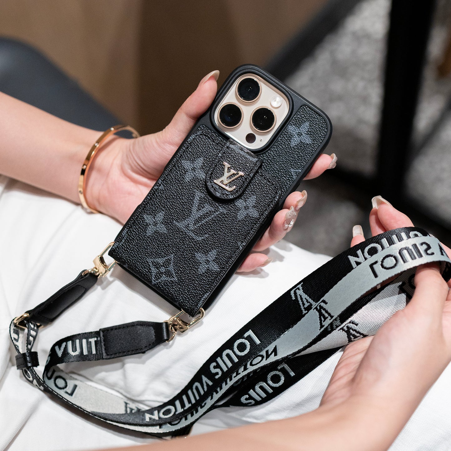 Luxuriöse iPhone-Hülle zum Umhängen mit Kartenhalter & Gurt