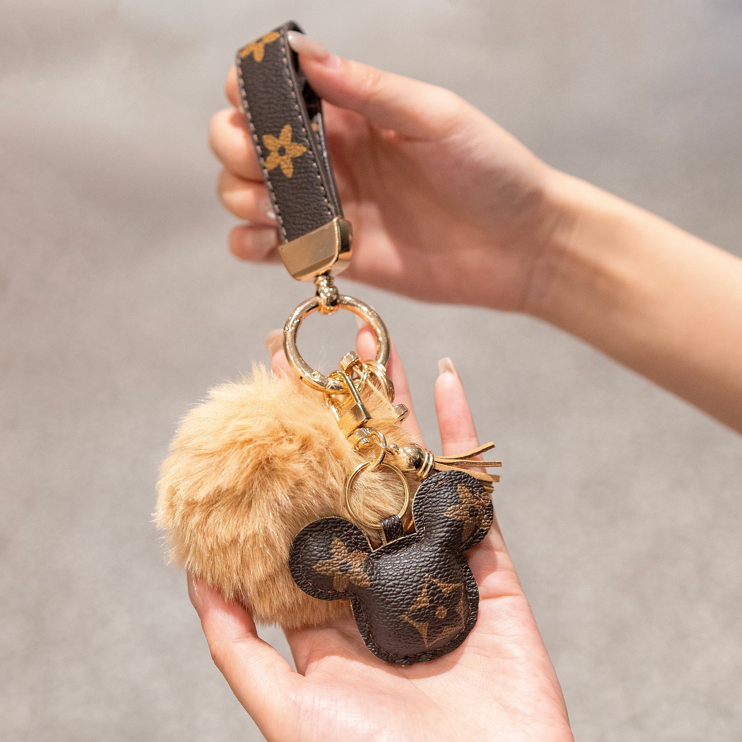 Luksus Mickey Nøglering – Kunstlæder & Pels Pom Charm til håndtaske eller bil