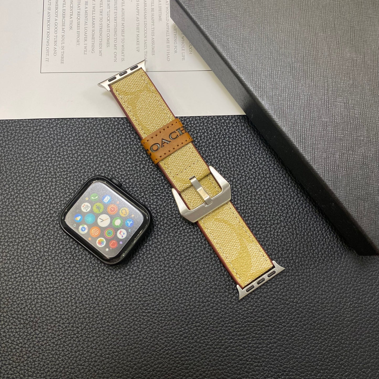 가죽 코치 Apple Watch 밴드 커피-YHK244221710