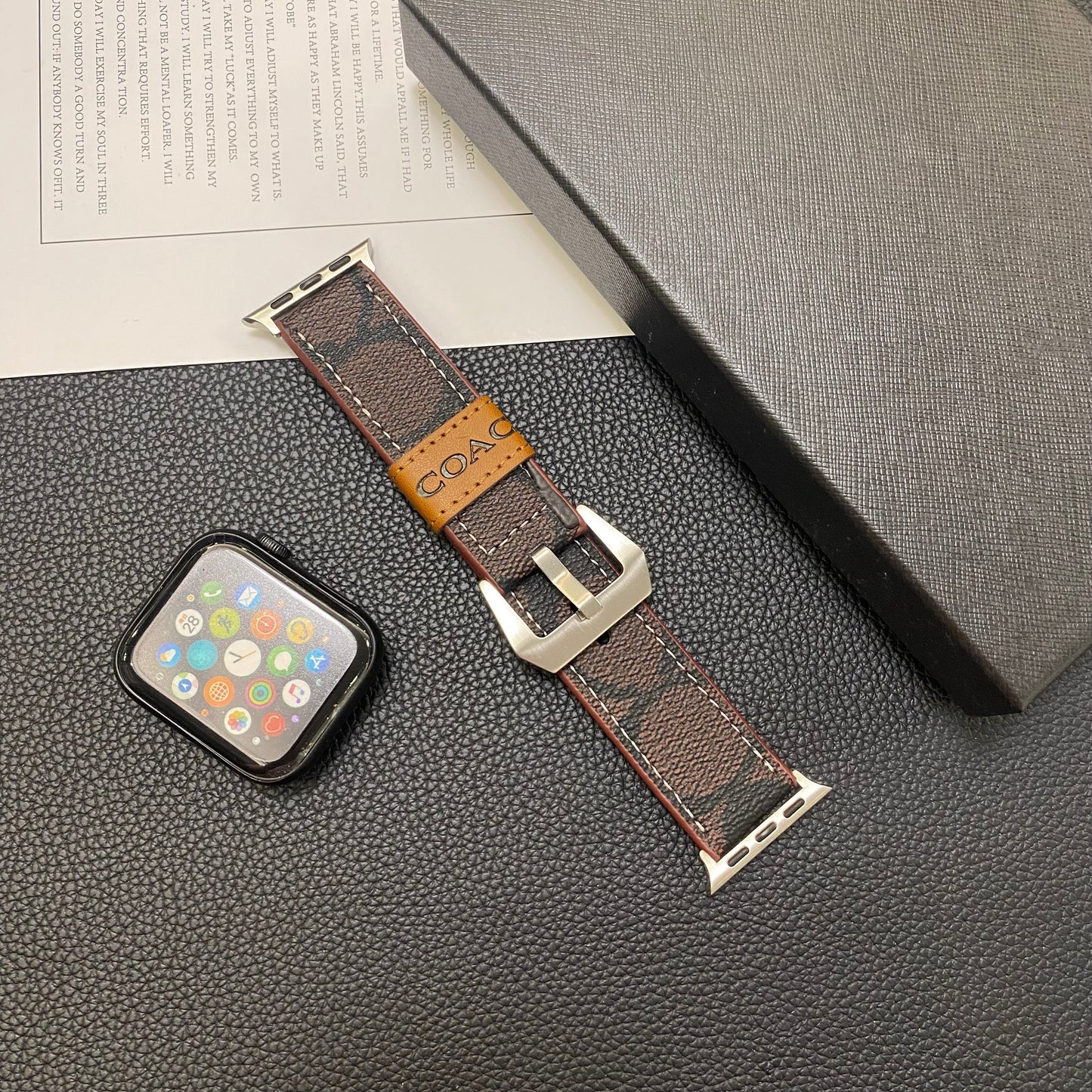 가죽 코치 Apple Watch 밴드 다크 브라운-YHK244221710
