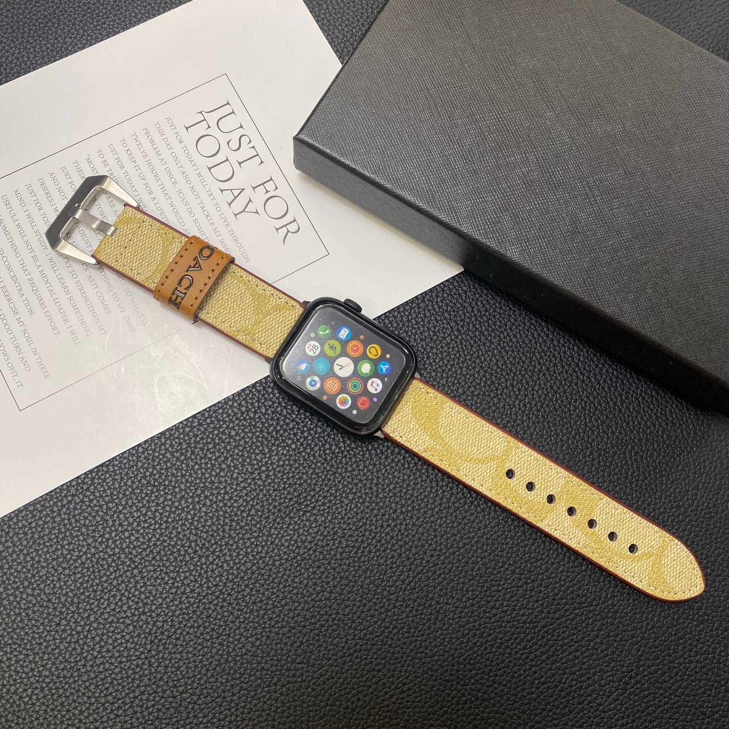 가죽 코치 Apple Watch 밴드 커피-YHK244221710