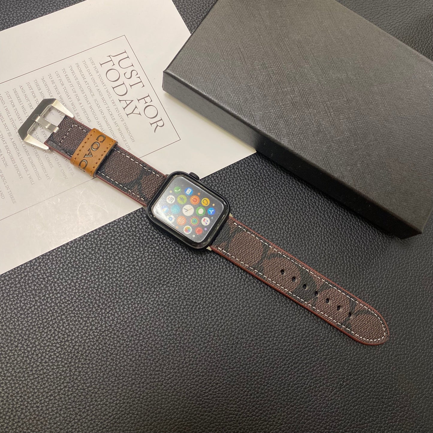 가죽 코치 Apple Watch 밴드 다크 브라운-YHK244221710