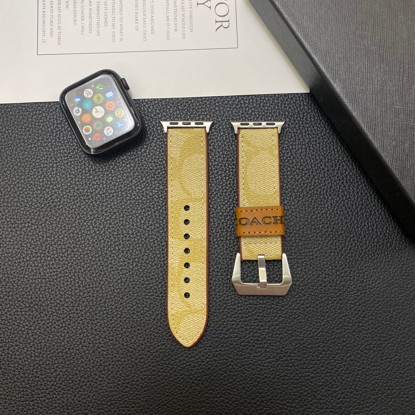 가죽 코치 Apple Watch 밴드 커피-YHK244221710