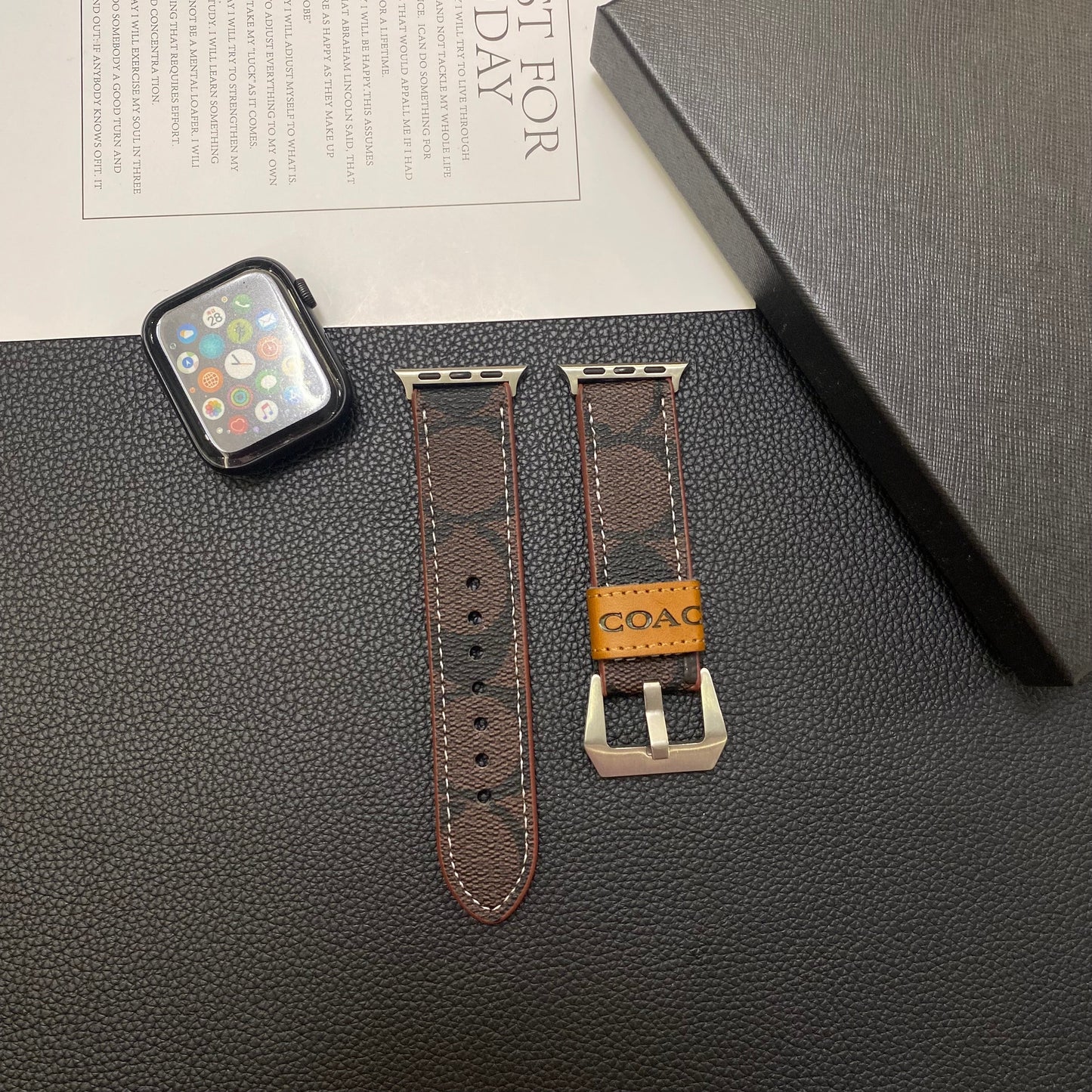 가죽 코치 Apple Watch 밴드 다크 브라운-YHK244221710