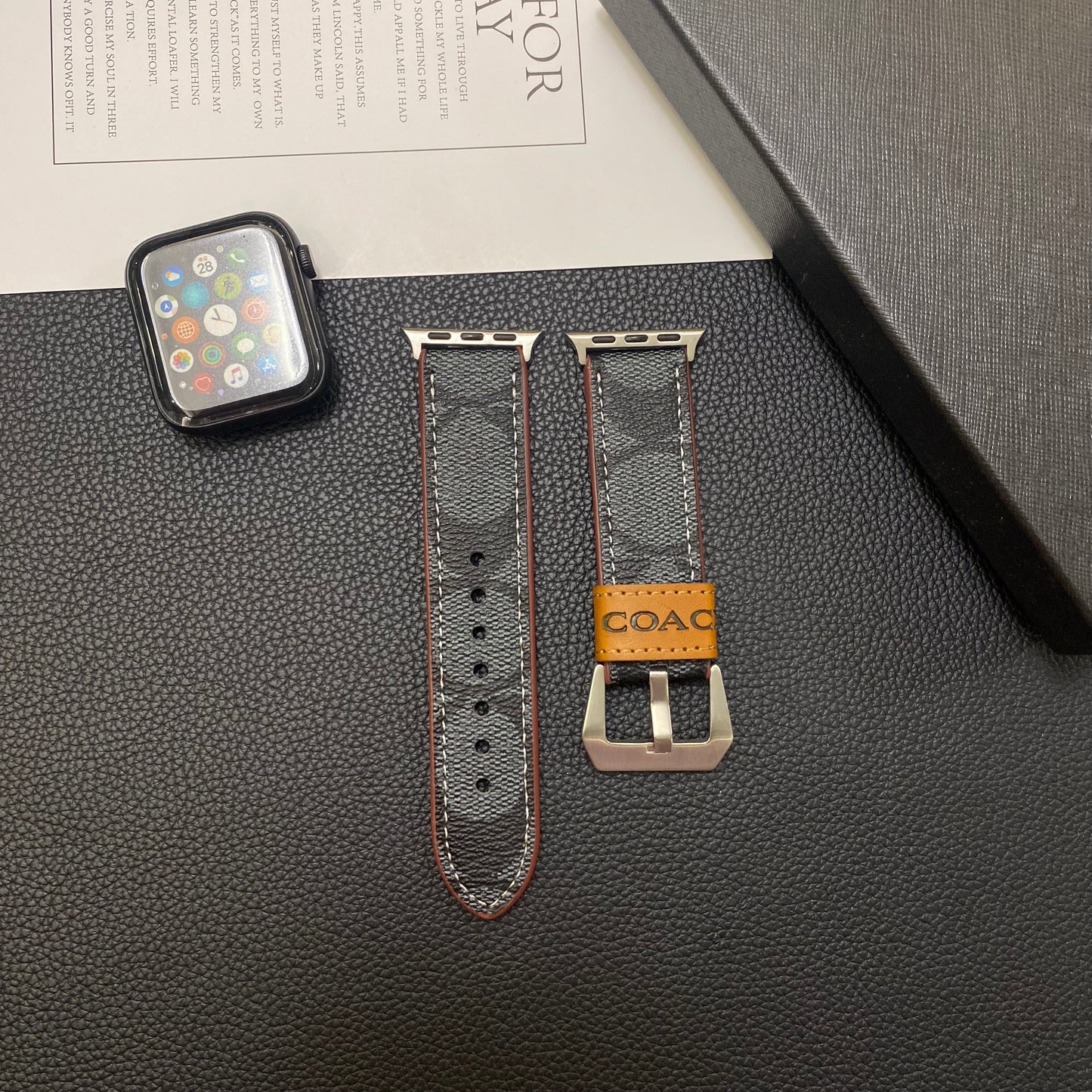 가죽 코치 Apple Watch 밴드 블랙-YHK244221710