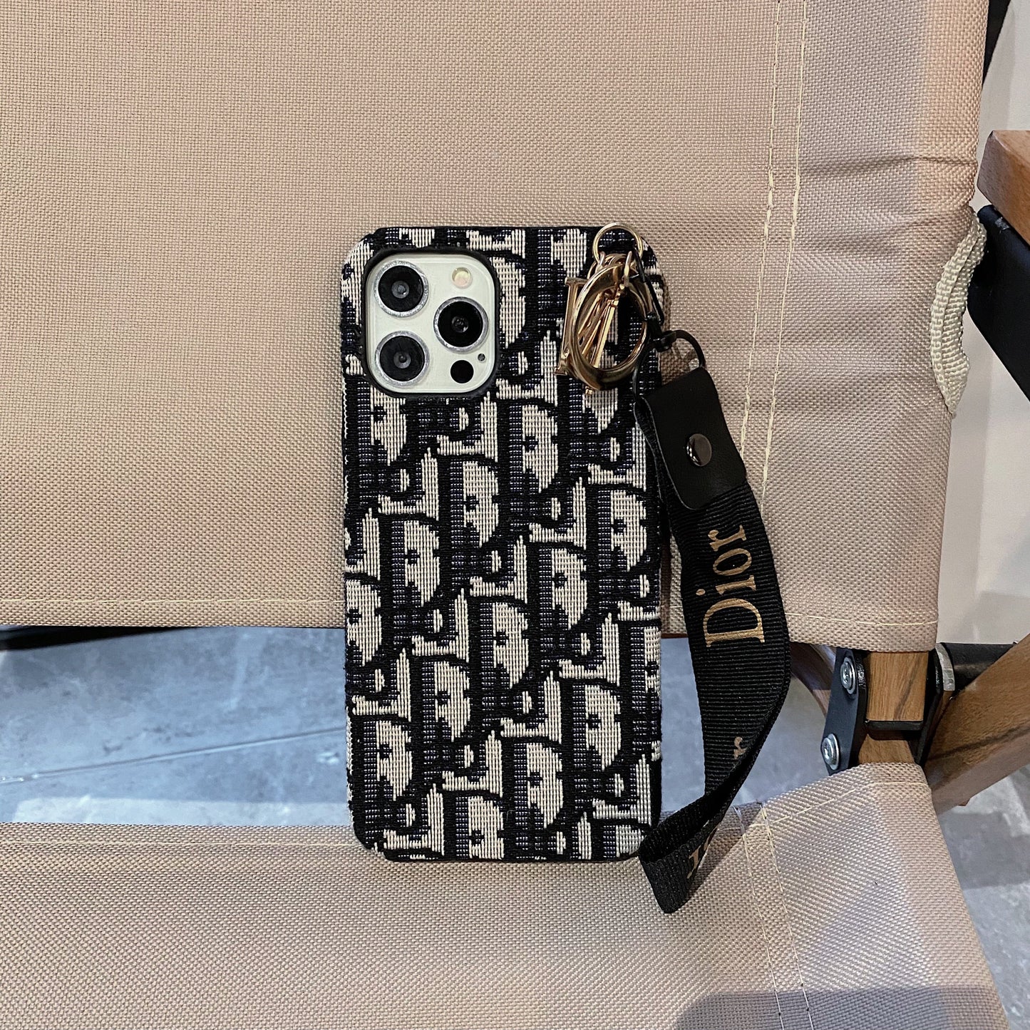 Muodikas iPhone-kotelo mustalla hihnalla-GS240315