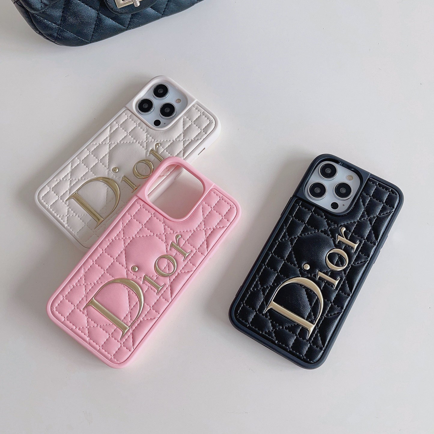 Coque iPhone en cuir avec logo doré à la mode