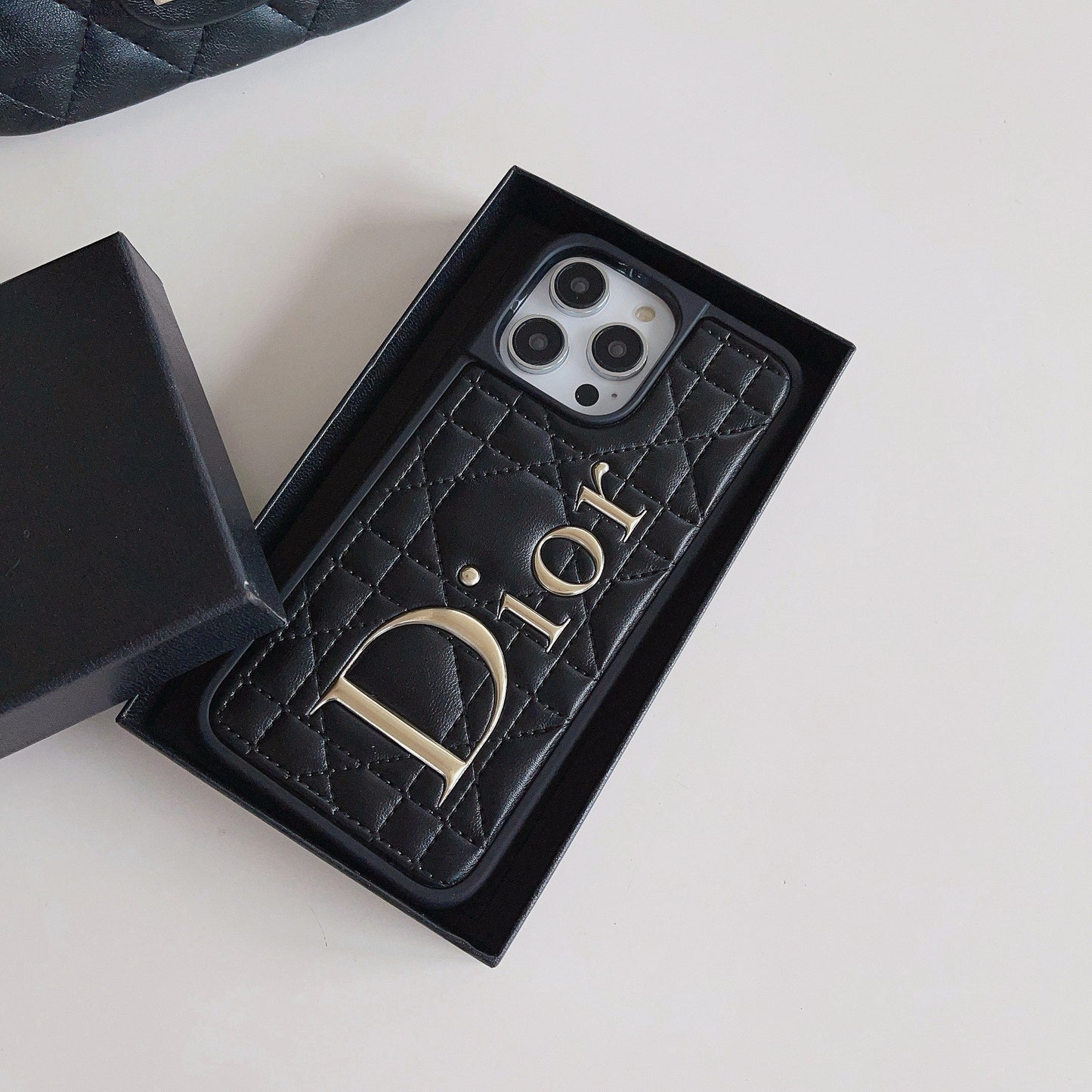 Coque iPhone en cuir avec logo doré à la mode