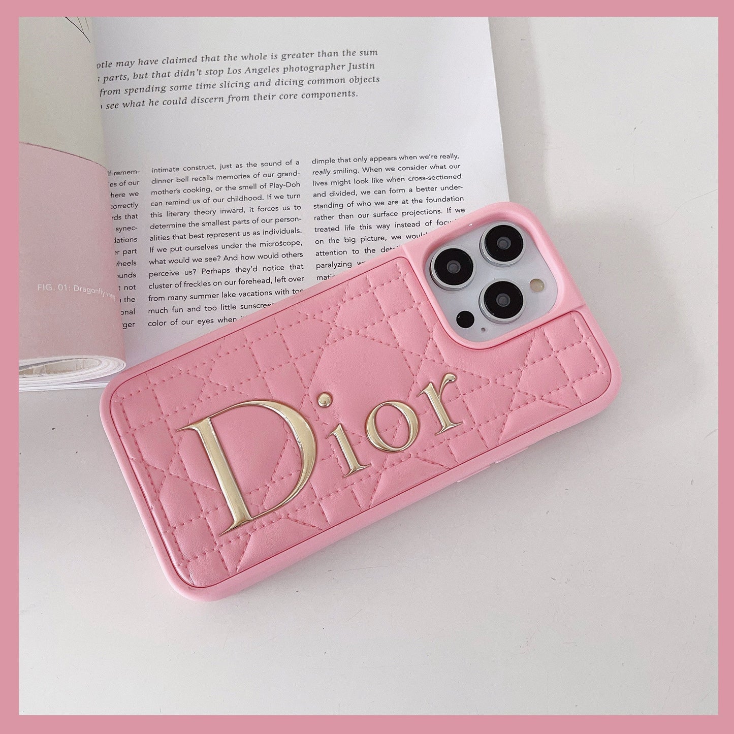 Coque iPhone en cuir avec logo doré à la mode