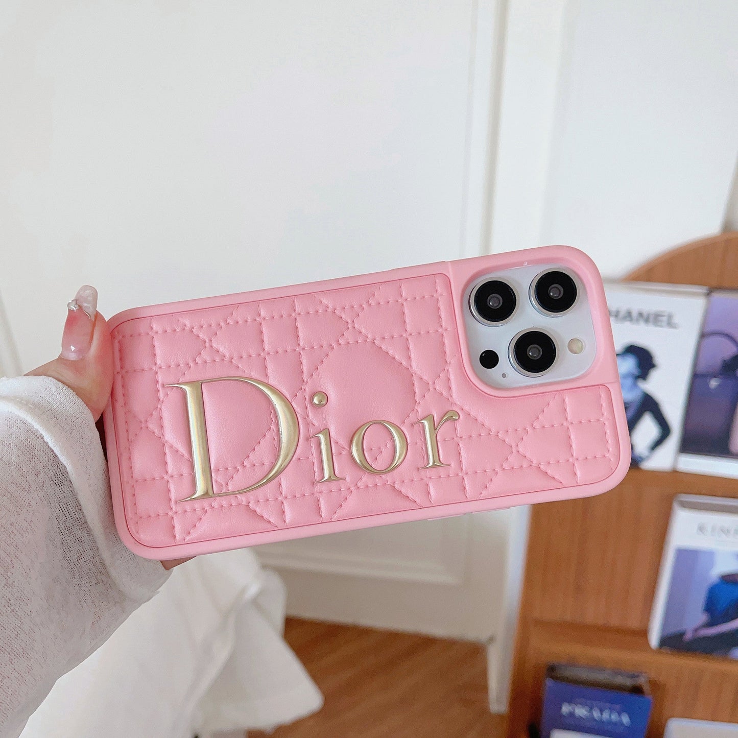 Coque iPhone en cuir avec logo doré à la mode