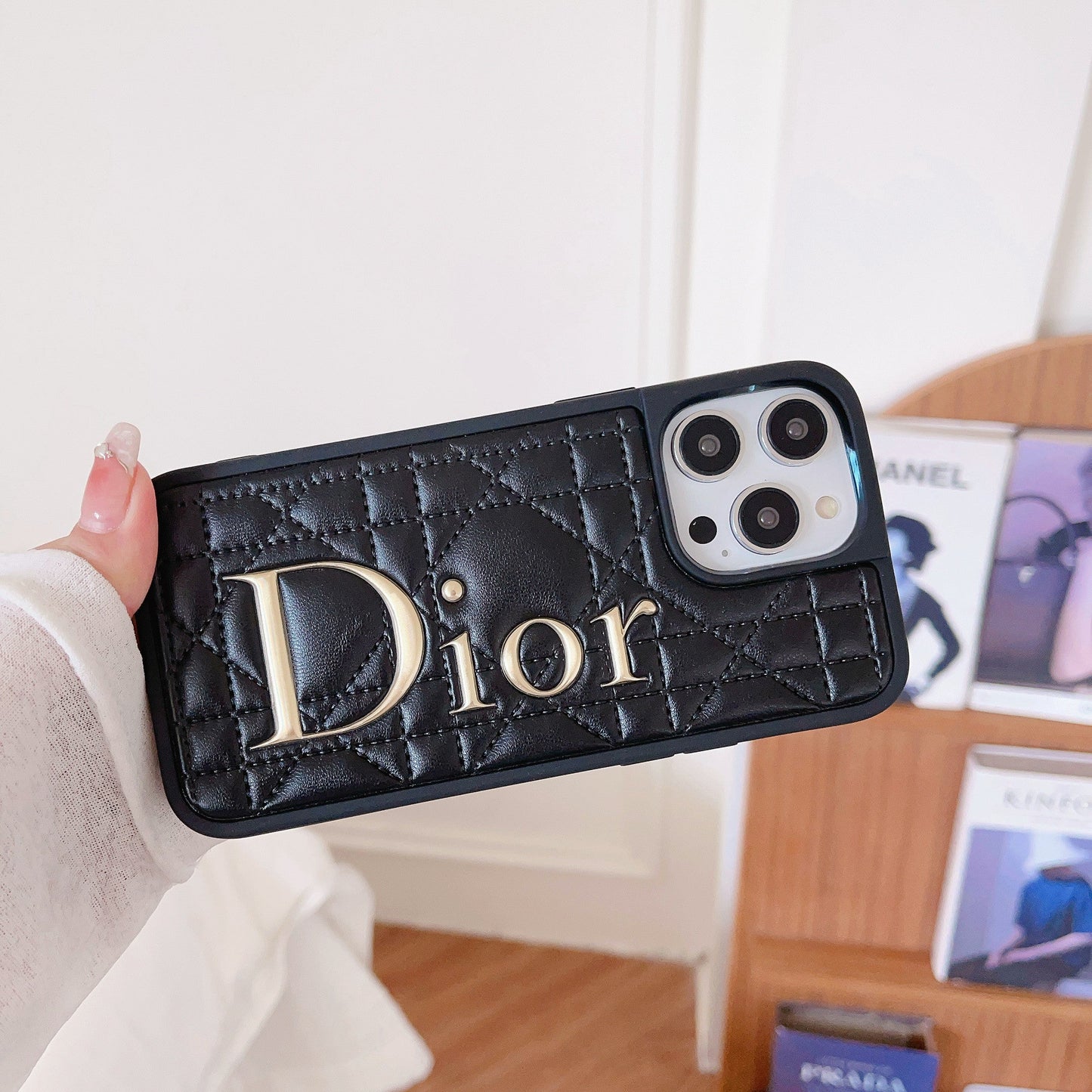 Coque iPhone en cuir avec logo doré à la mode