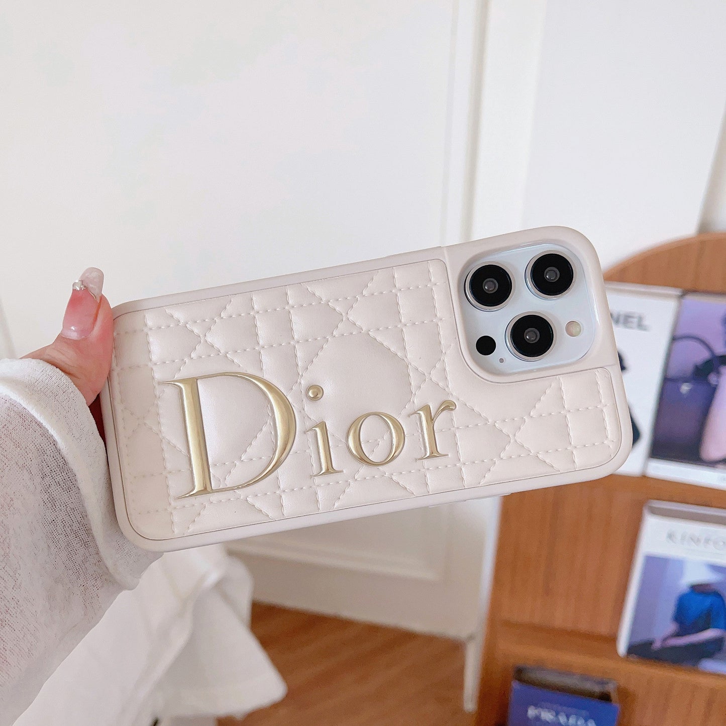 Coque iPhone en cuir avec logo doré à la mode