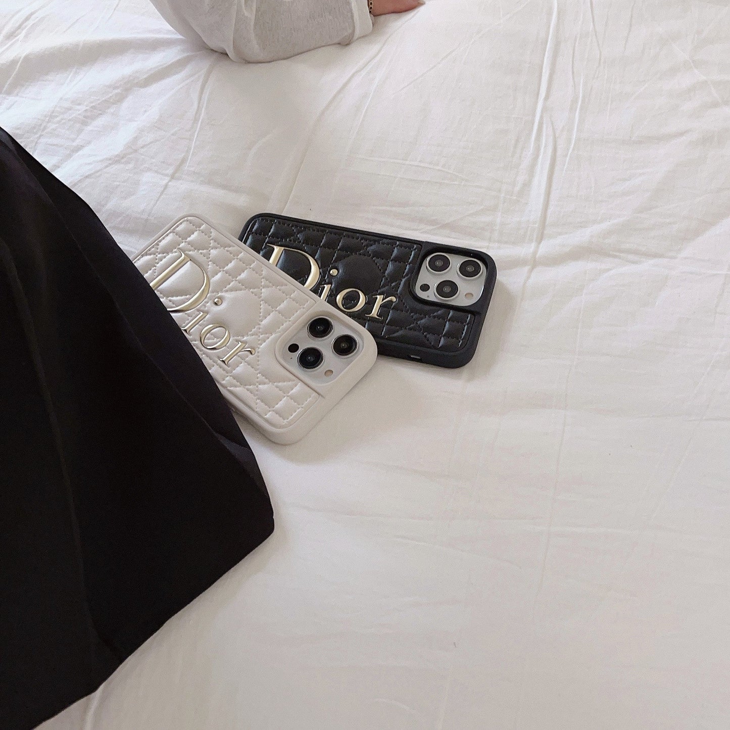 Coque iPhone en cuir avec logo doré à la mode