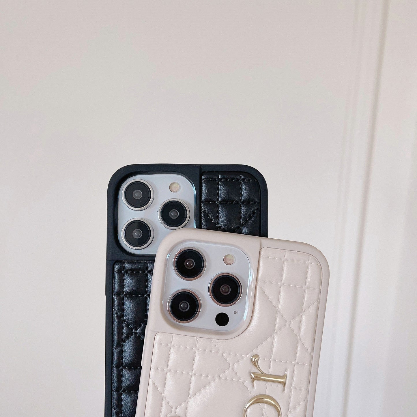 Coque iPhone en cuir avec logo doré à la mode