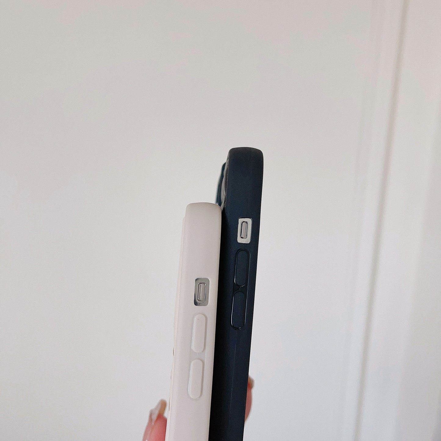 Coque iPhone en cuir avec logo doré à la mode