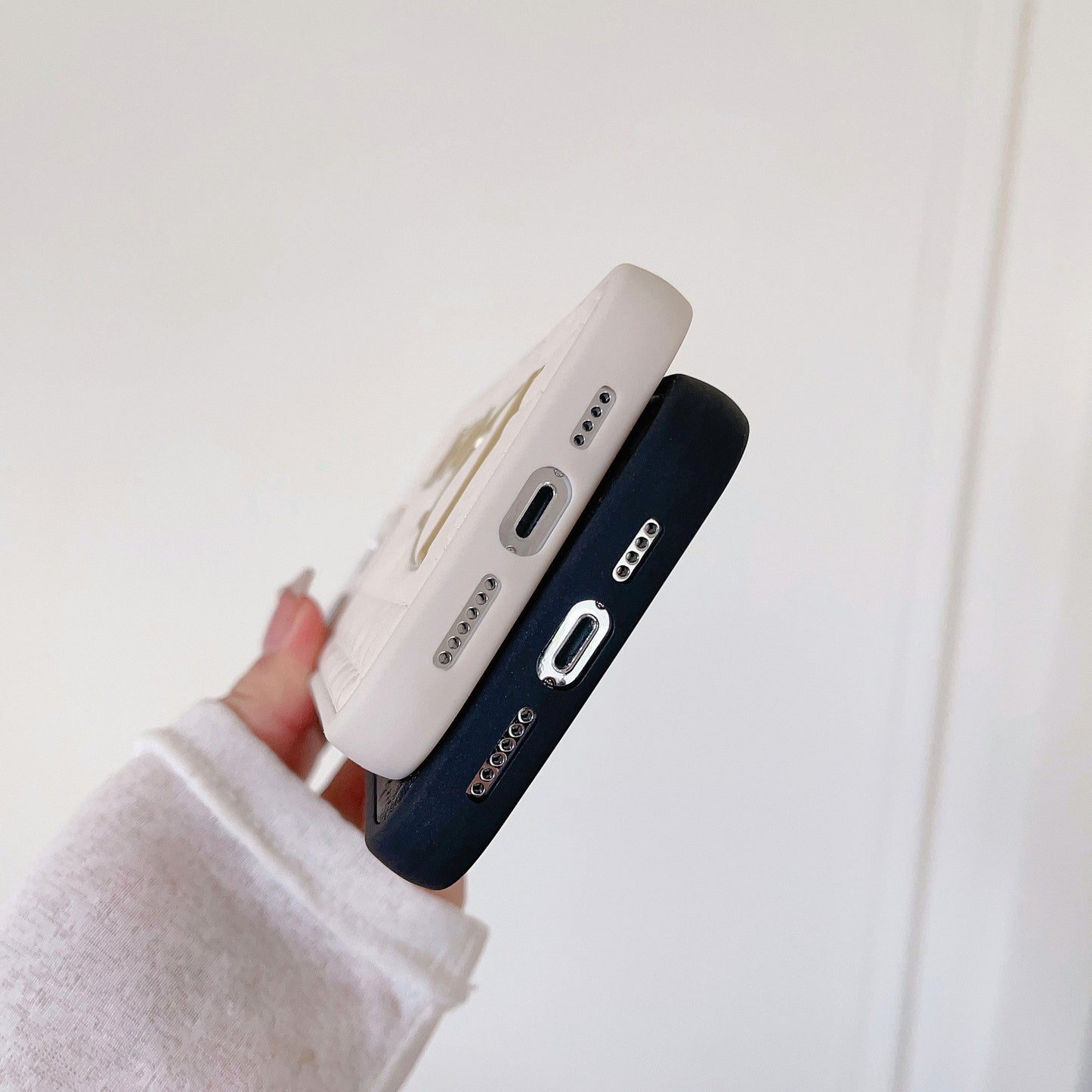Coque iPhone en cuir avec logo doré à la mode