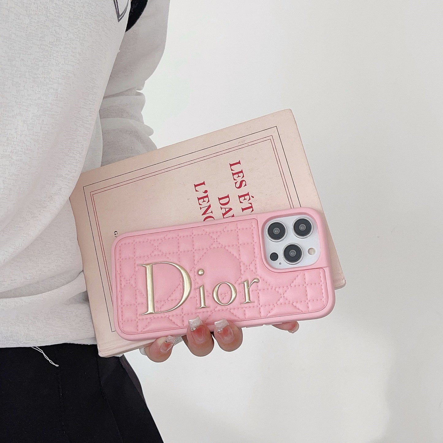 Coque iPhone en cuir avec logo doré à la mode