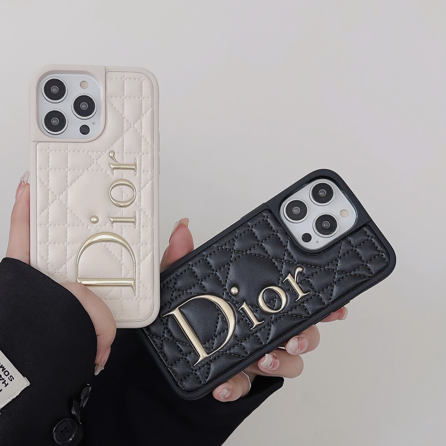 Coque iPhone en cuir avec logo doré à la mode