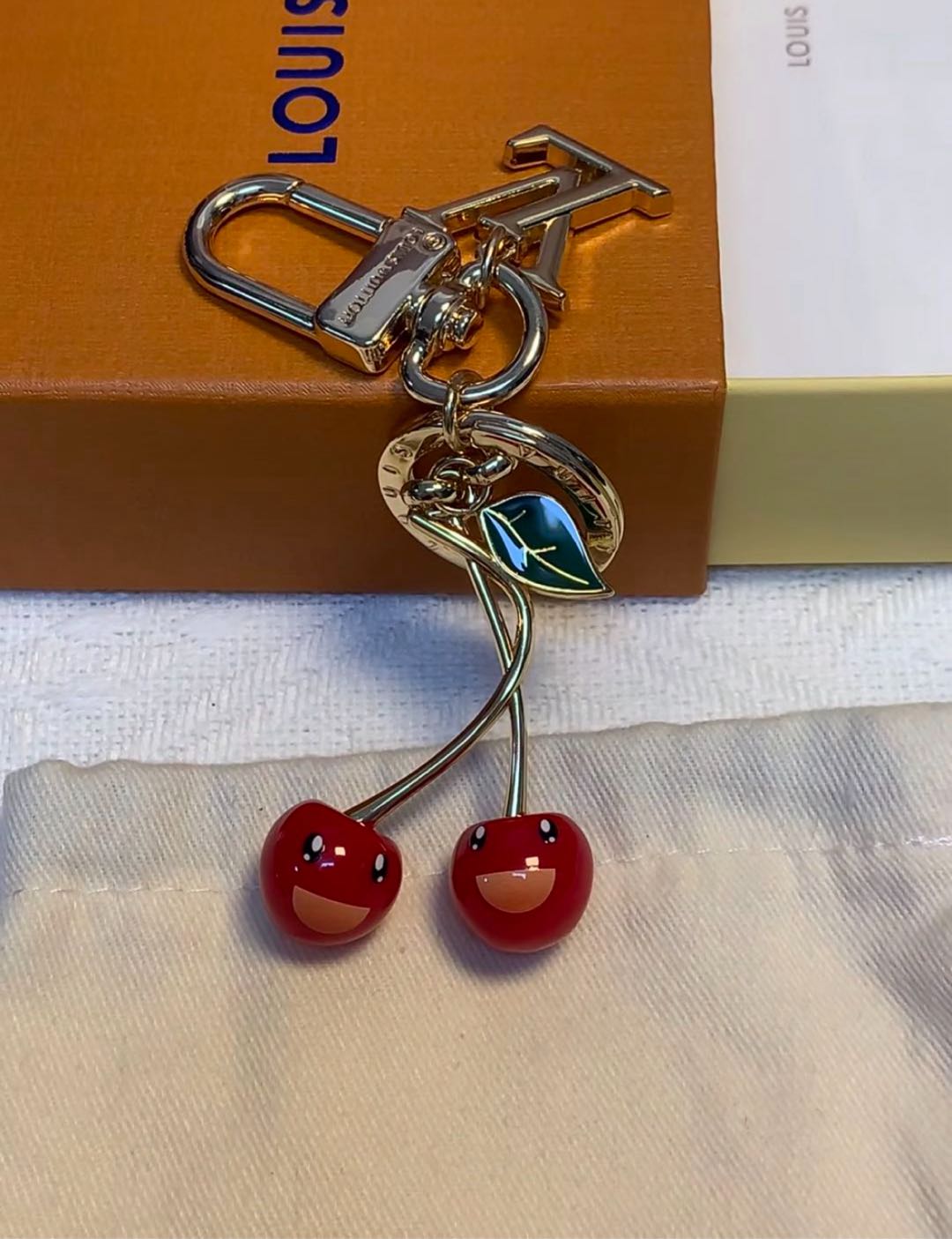 🌟 Μπρελόκ L-Cherry: Χαριτωμένο + Πολυτελές, Όλα σε Ένα 🍒✨