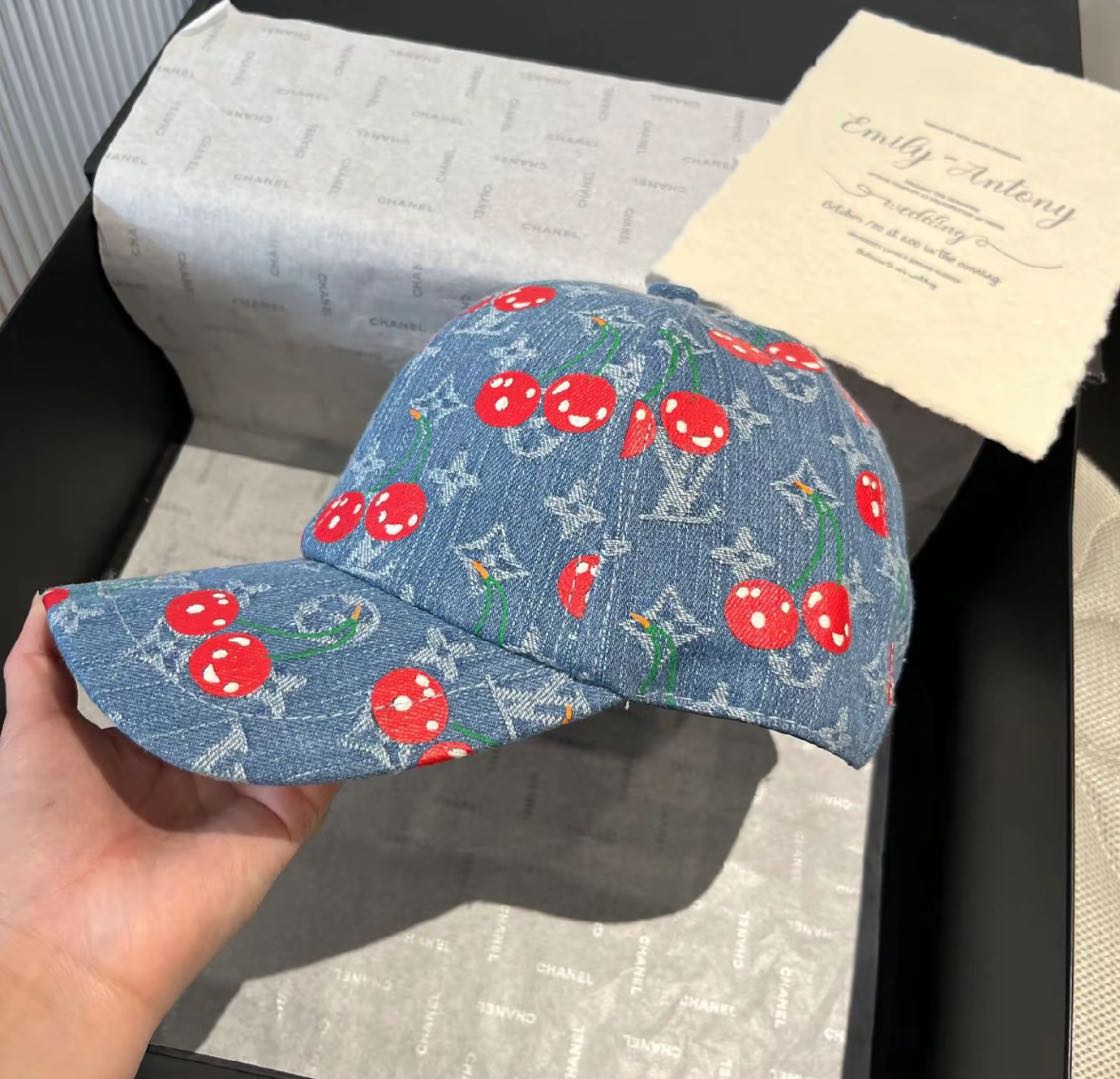 Bonito sombrero con estampado de cerezas, imprescindible para los amantes de la moda.