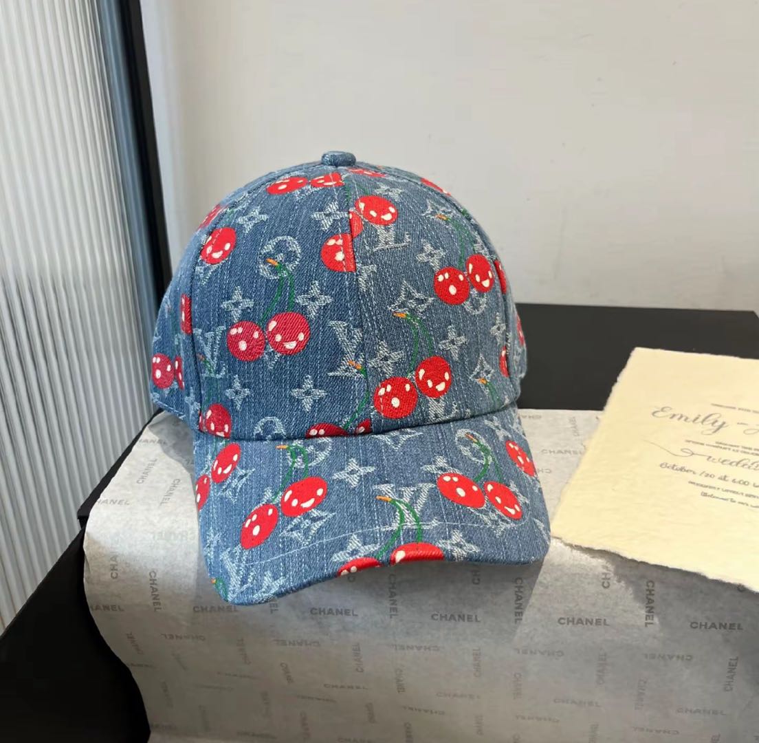 Bonito sombrero con estampado de cerezas, imprescindible para los amantes de la moda.
