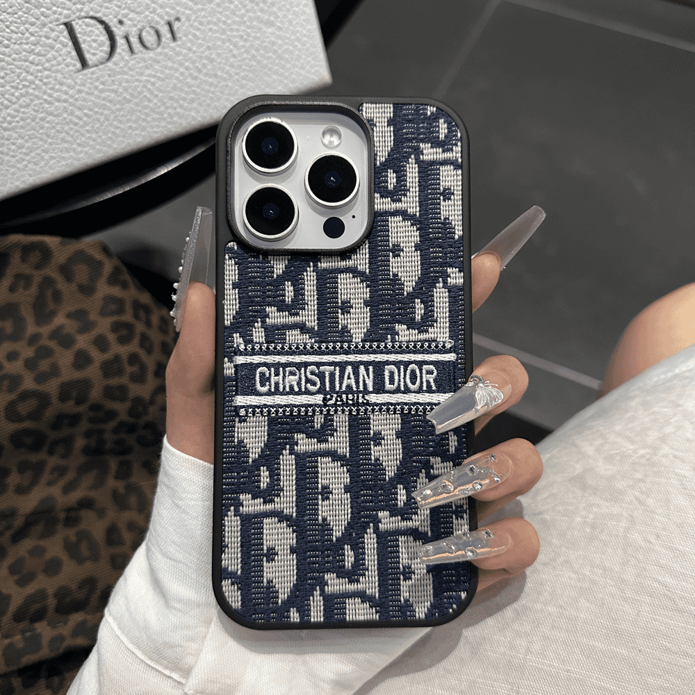 設計師風格刺繡細節 iPhone 布料保護殼