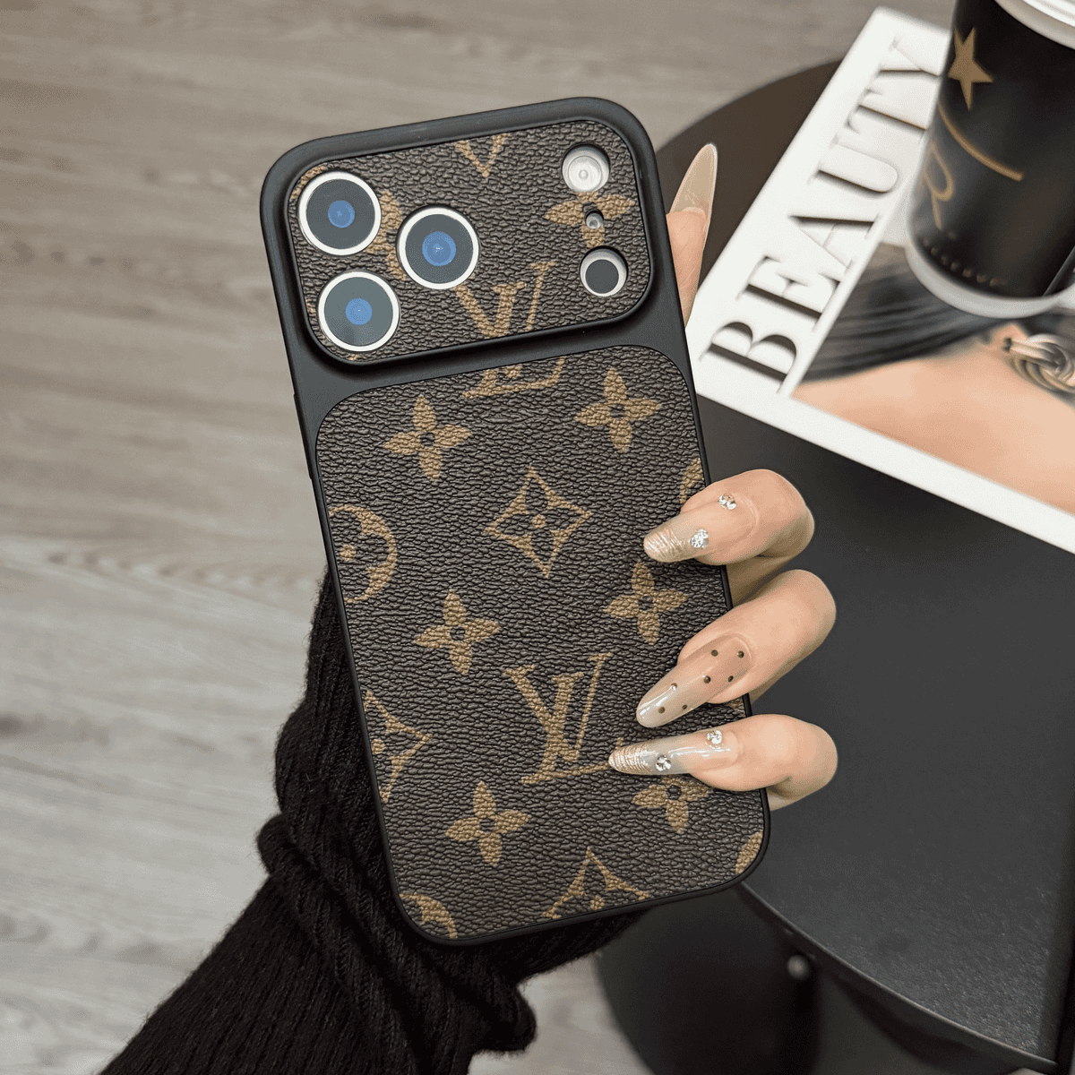 MagSafe klassische iPhone-Hülle aus Leder mit Monogramm