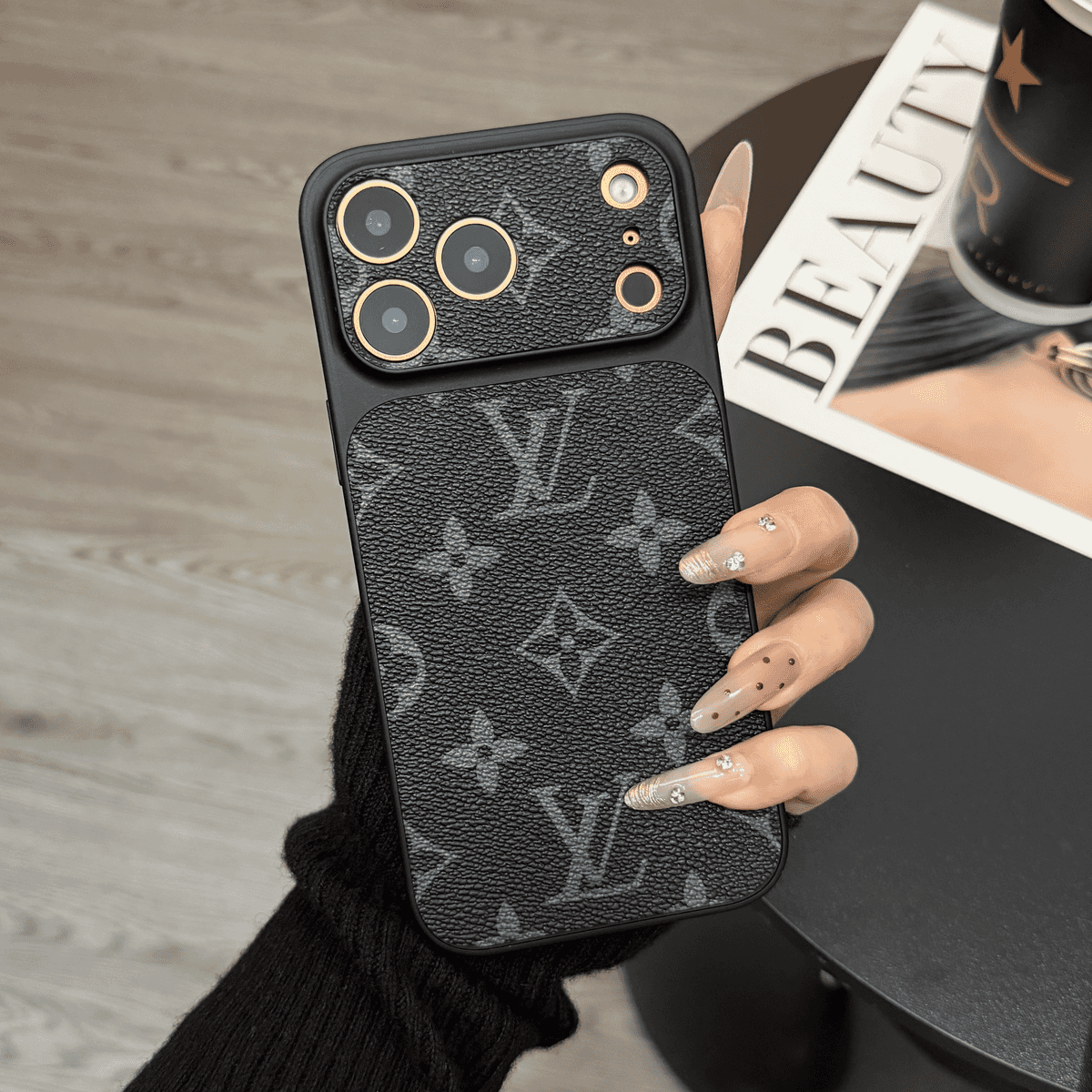 MagSafe klassische iPhone-Hülle aus Leder mit Monogramm