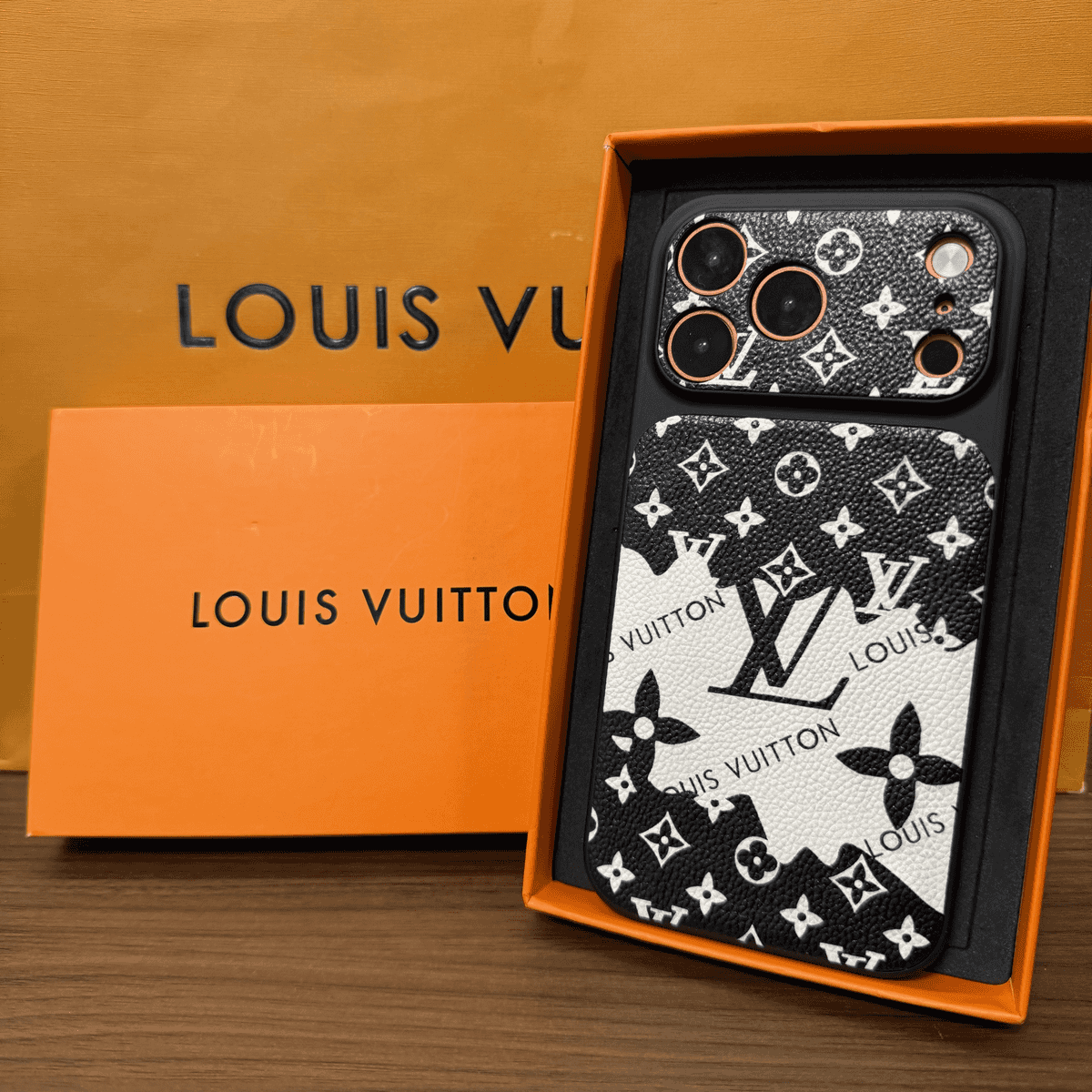 Custodia per iPhone in pelle monogramma stile illustrazione
