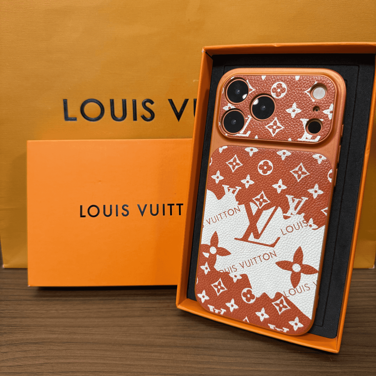 Custodia per iPhone in pelle monogramma stile illustrazione