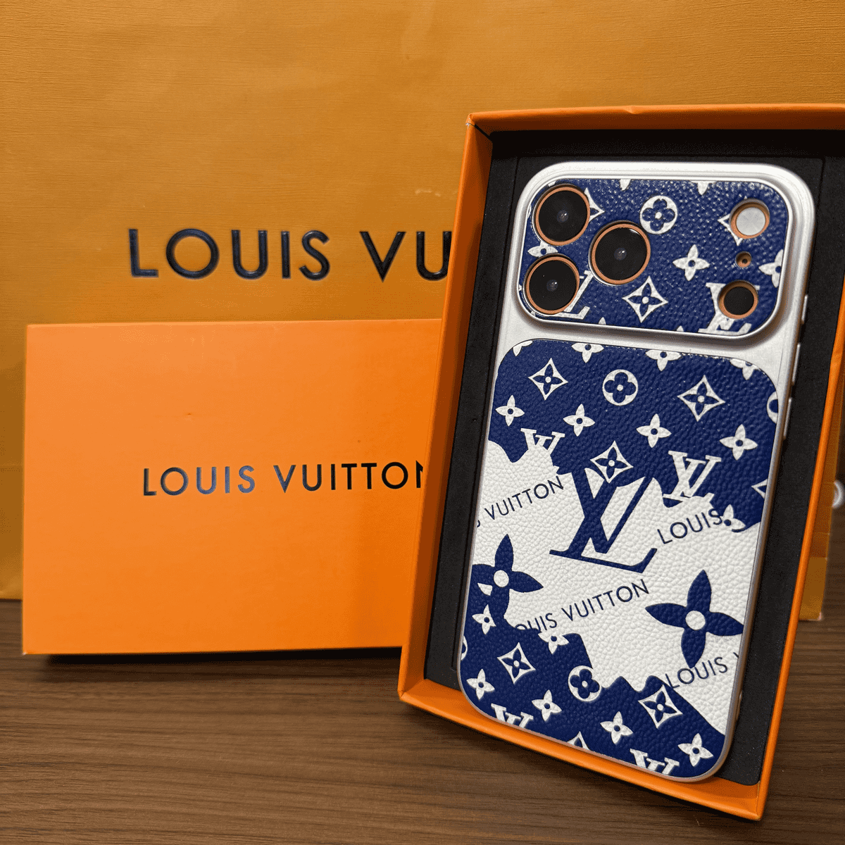Custodia per iPhone in pelle monogramma stile illustrazione