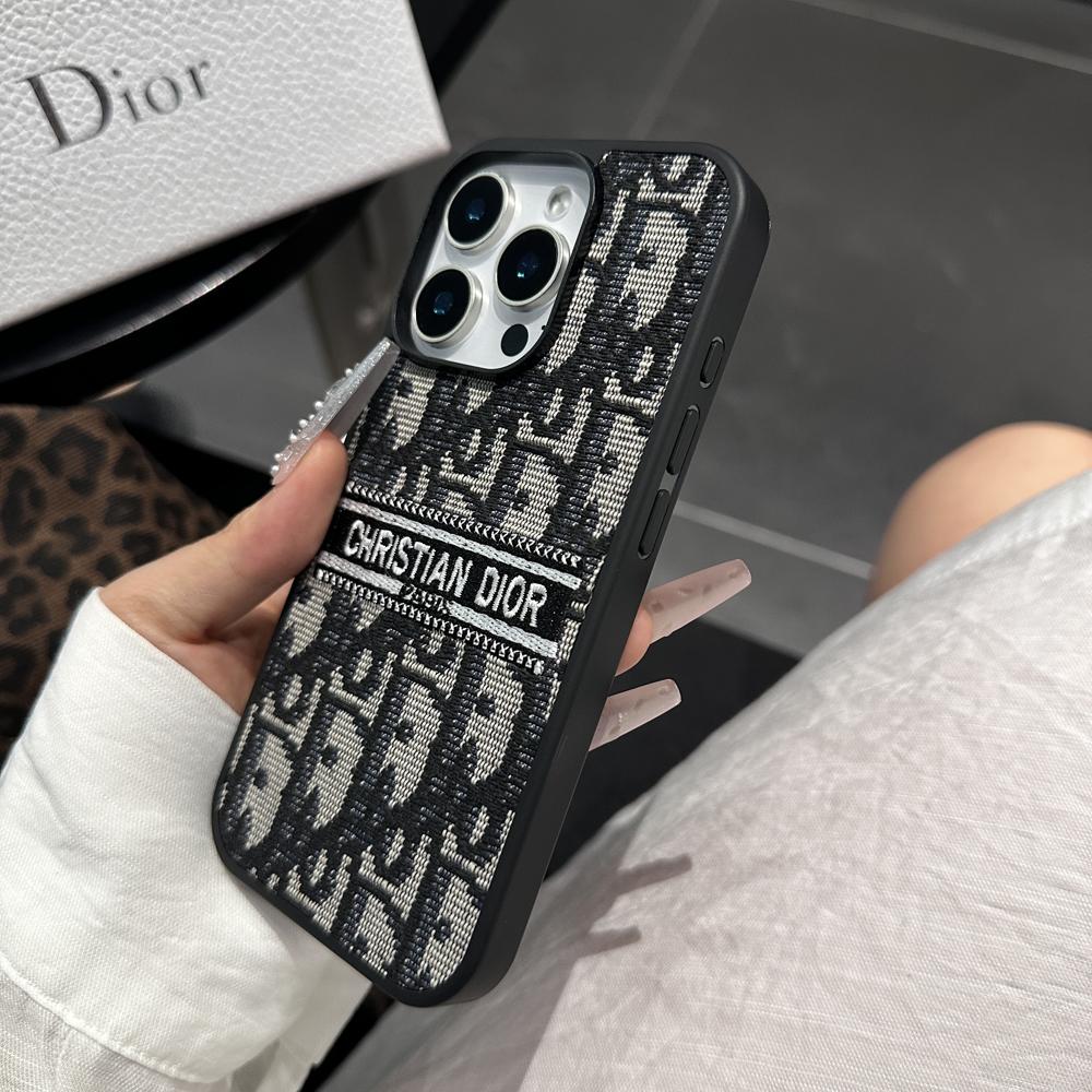 設計師風格刺繡細節 iPhone 布料保護殼