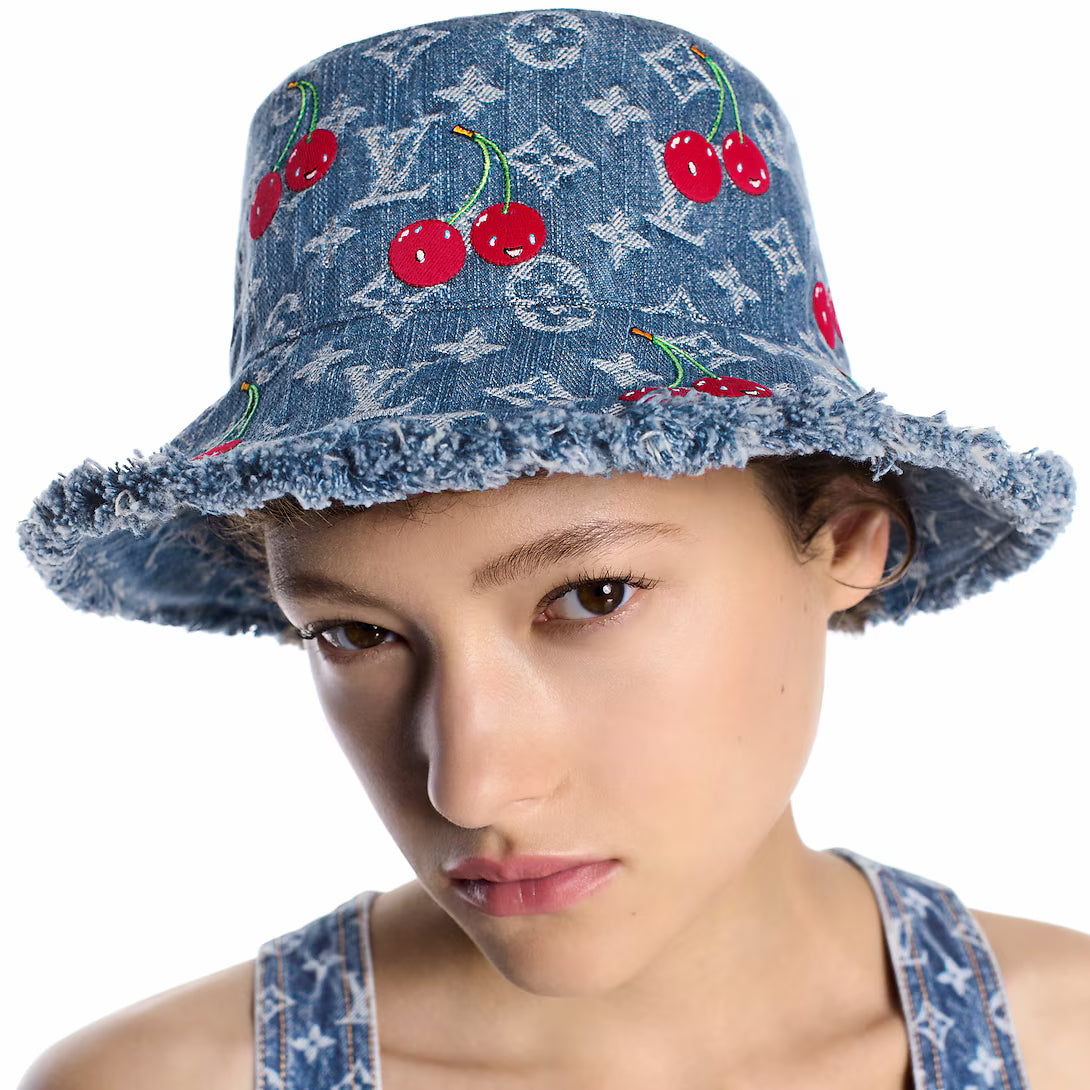 Bonito sombrero con estampado de cerezas, imprescindible para los amantes de la moda.
